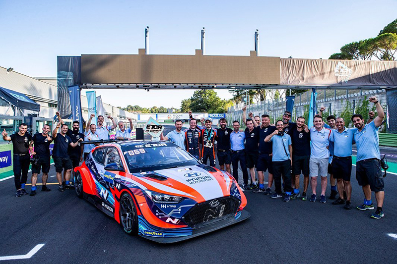 Doble podio para Mikel Azcona que le coloca en buena situaci&oacute;n para hacerse con el triunfo en la Copa Mundial de Turismos